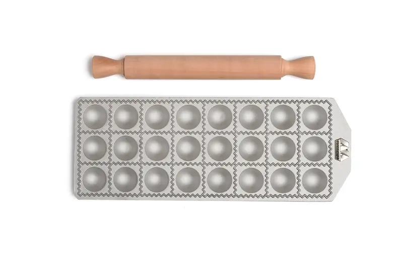 Marcato Ravioli Mould – Traditional Hand-Pressed Ravioli Maker 1