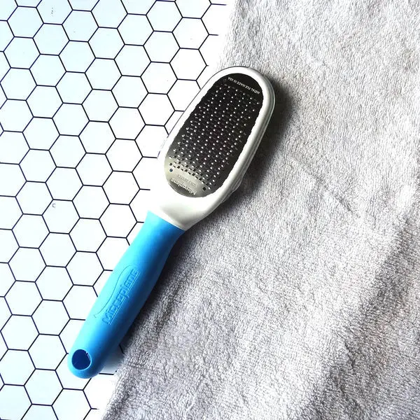 Microplane Sole Surfer Foot File – Ergonomic Blue Design 1