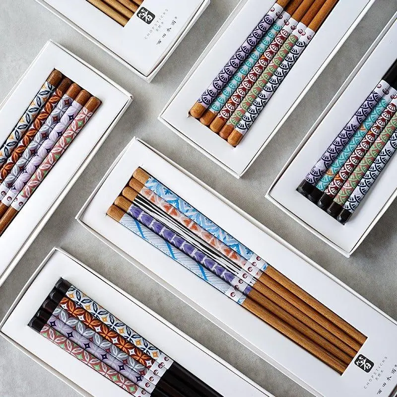 Traditional Japanese Wooden Chopsticks Set For Family Dining 1